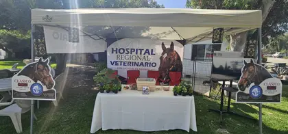 El stand del hospital en el XXXIII Clásico del Jockey Club: una lona con «Hospital Regional Veterinario, especialistas en equinos» y la foto de un caballo